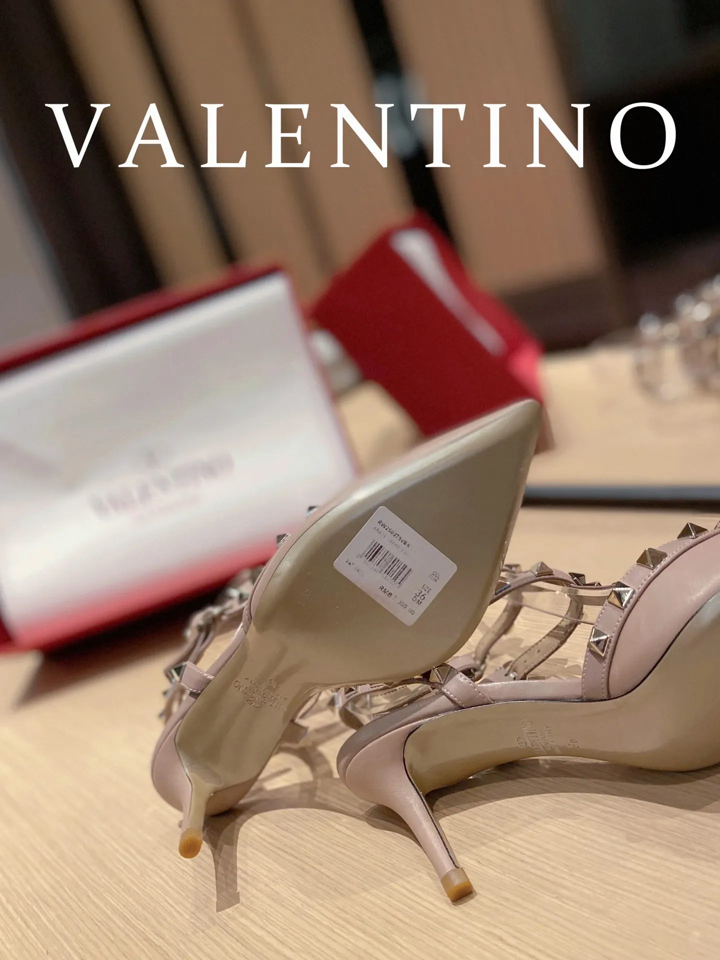 P👟👟Ex-factory price 560👟👟 Women's shoes, women's clothing 𝙑𝙖𝙡𝙚𝙣𝙩𝙞𝙣𝙤/Valentino𝙑𝙏 🎁Latest colors😍ʚ😊ɞ has been an Italian national treasure brand since the 1960s. Timeless and deeply rooted in people's hearts❤ Never out of date. One of the must-have items 〰 ɪɴѓᴏʀᴍᴀᴛɪᴏɴ 〰♡ There are many colors for you to choose from💝Original molded electric rivets (non-oxidized) High-end customized imported cowhide➠Mirror patent leather❗️Details in place🆚Exclusive color card💯Comfortable sheepskin lining✅Imported Italian leather outsole🇮🇹 Size: 35-39 (34.40.41.4👟👟Ex-factory price 4) Also customized♡♡ Heel height: ➠6.5cm